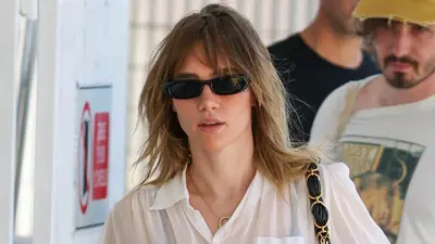 Suki Waterhouse y Robert Pattinson abandonan Venecia tras su aparición en el Festival de Cine.