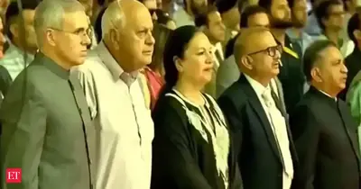 Surge un desacuerdo entre la Conferencia Nacional y el Congreso por la interpretación de Vande Mataram.