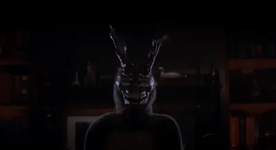 Donnie Darko celebra 25 años con un reestreno en cines y un nuevo tráiler.