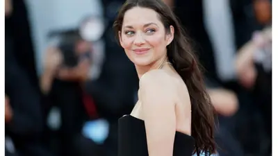 Marion Cotillard destaca la importancia de los cineastas emergentes en la Bienal de Venecia.