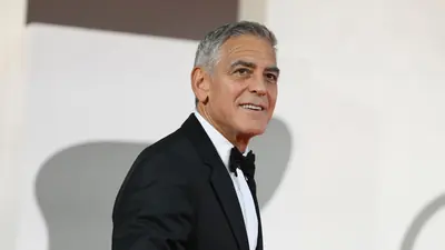 George Clooney reflexiona sobre el legado de su hermana durante un homenaje en el festival de cine.